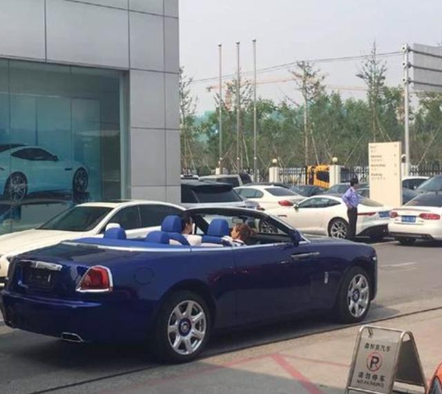 劳斯莱斯|6岁小男孩坐900万劳斯莱斯出行，司机佩戴白手套，网友：等你18年