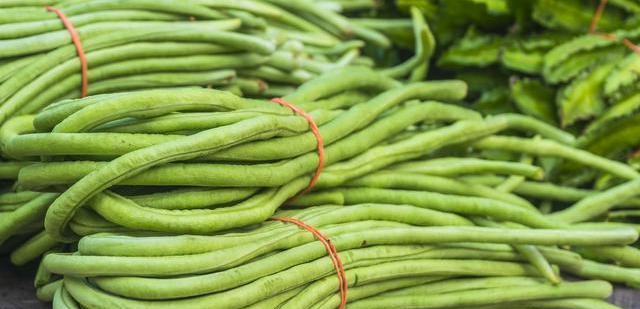 「豆角」长豆角吃不完，教你一个土方法，保存一年都脆嫩鲜绿，下饭超好吃