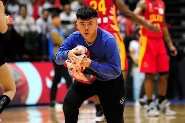 :从被嘲笑到年薪20万!CBA擦地哥成功逆袭,曾被家人认为没出息