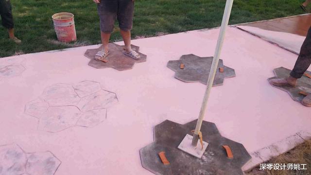 |什么水泥、石板，统统不敌压花地坪！庭院铺上它晒不裂也不用保养