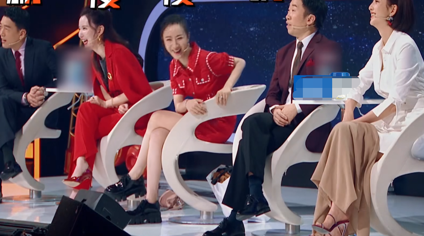 【郭麒麟】薇娅佟丽娅同穿裙子，唯独节目组只给她披毛毯，待遇一目了然