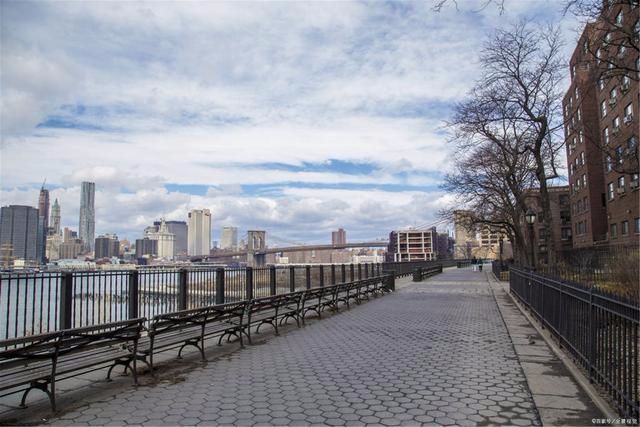 交易■回顾黄金最近60天的走势,提示黄金交易的风险,别把投资当儿戏!