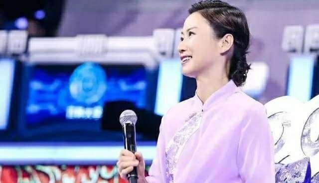 「董卿」27岁博士毕业，33岁成为文学教授，她的气质不逊色于董卿