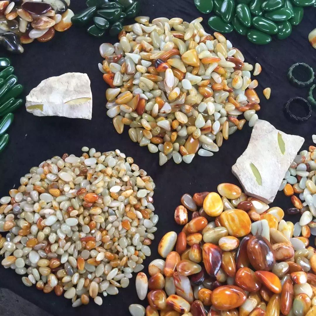 新疆维吾尔自治区@美女带“手串”鉴定，说是旅游捡漏买的，专家：您站稳我报价