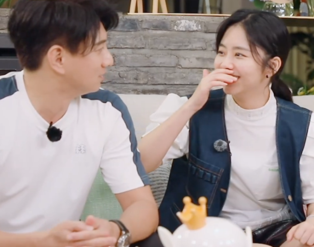 谭松韵|谭松韵：带孩子会疯掉，吴奇隆指着她：好好说话，张新成呆住了