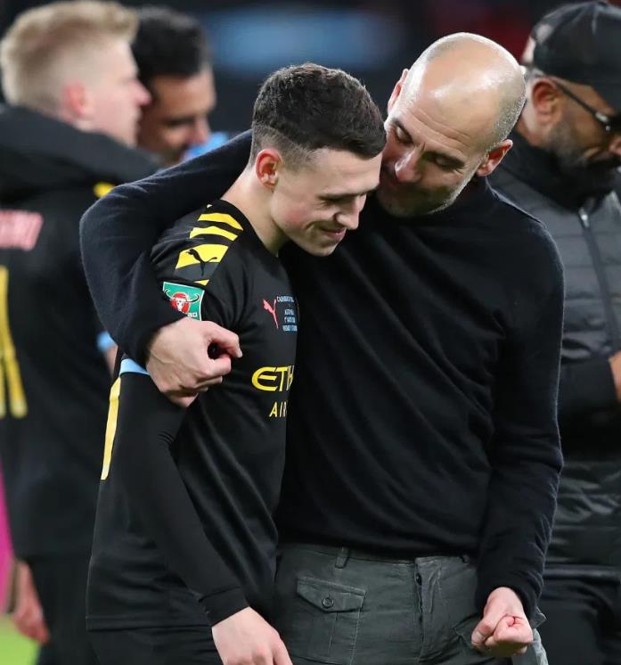 |20岁的菲尔·福登,已经是两岁孩子的爹,为了孩子只能放弃爱好