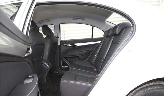 长安汽车|刚拿驾照适合开什么车？这五款可供参考，价格便宜还省油