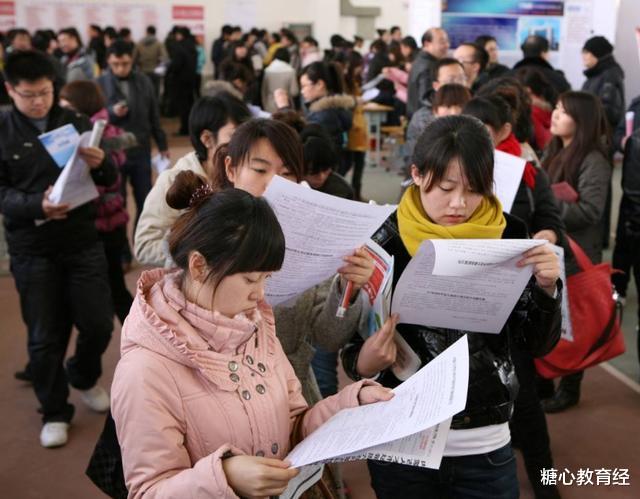 高校|高校“烂大街”的4个专业,录取分数线高,毕业生却难就业