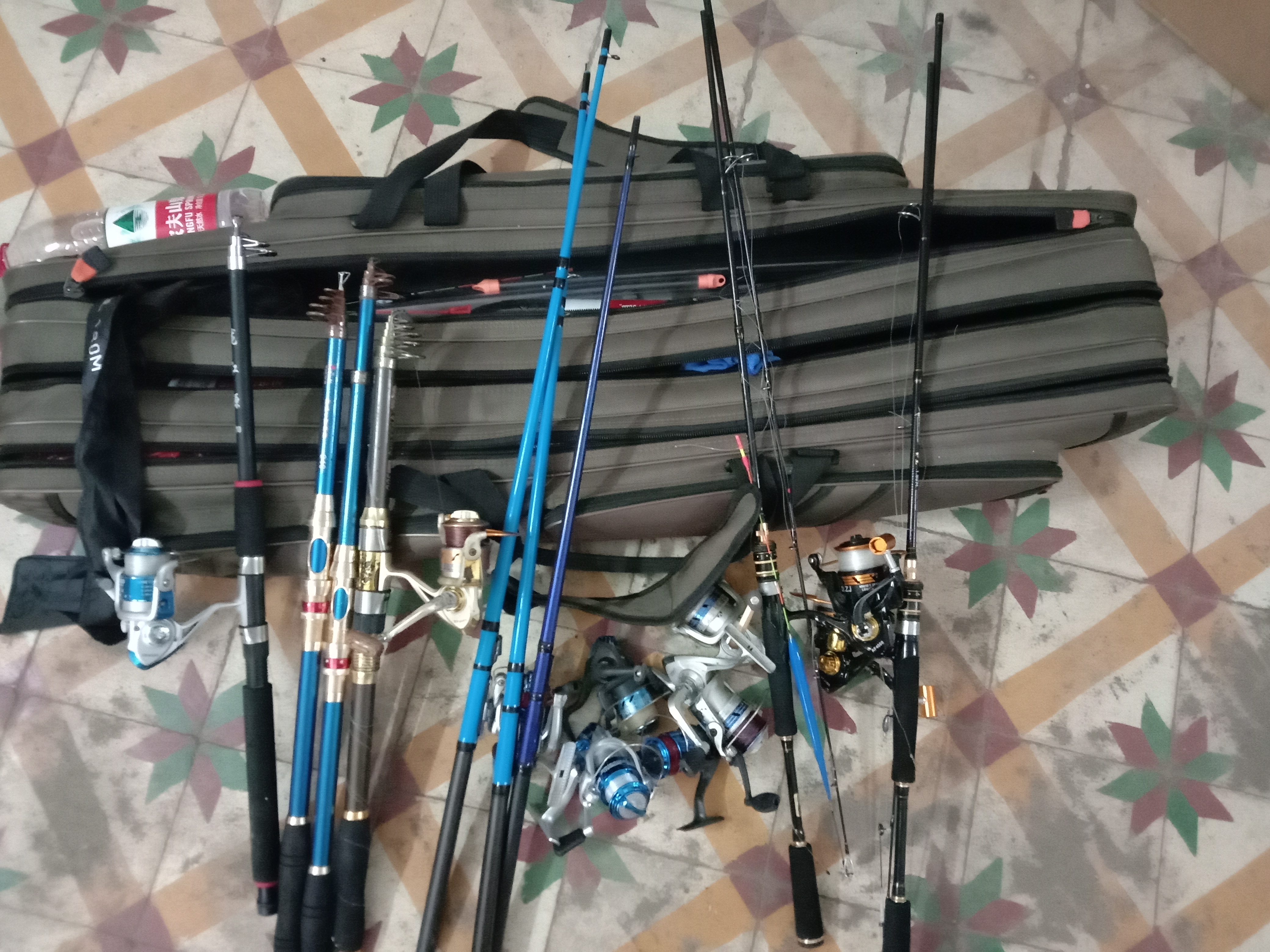 |百斤虾饵打窝钓鱼引来鱼群,别人横插一脚,小伙这样做太解气了