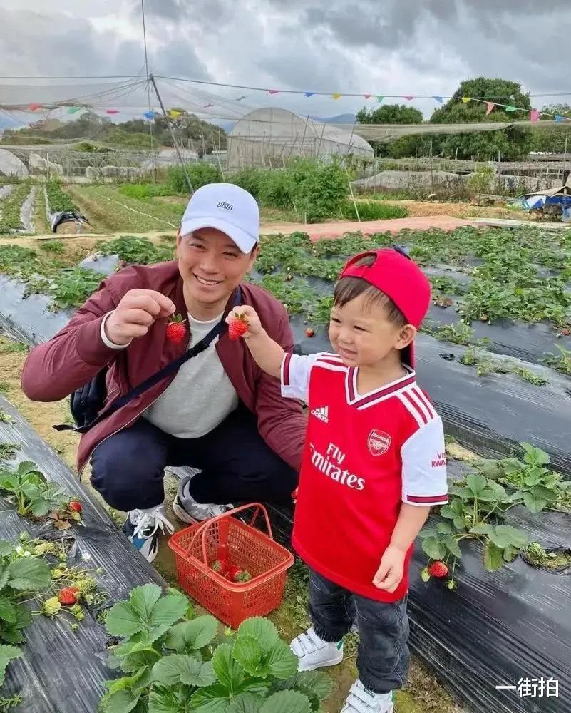 胡杏儿▲胡杏儿三口日常郊游,素颜杏儿皮肤蜡黄没气色,生完娃果然老不少