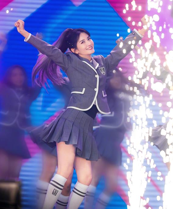 #谢娜#谢娜偷偷混进女团里面跳舞，网友一脸懵发问，美到直接认不出！