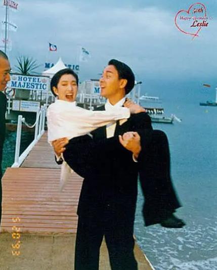 佟丽娅▲官方合影：佟丽娅美得显眼，但和国家级主持人站一起，气场矮一截