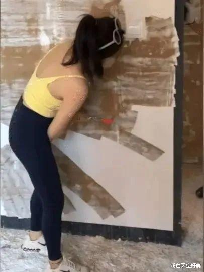 |花300雇她来铲墙皮，我是不是赚大了啊？醉翁之意啊，哈哈哈