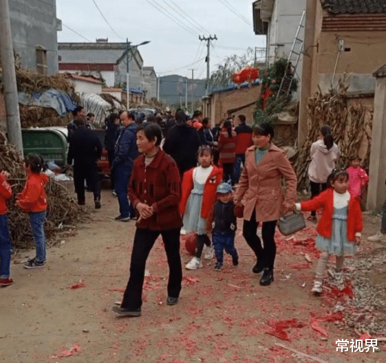 常视界|婚礼上新郎脸色发青,女方收礼金后,带170多人来男方家吃酒席!