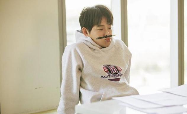 张子枫|向往的生活嘉宾集体秀腹肌，彭昱畅大华厉害了，不过都输给了妹妹