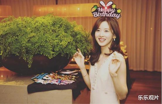 章泽天|章泽天与章子怡再次合体庆生：章子怡让出C位，她只能靠边站