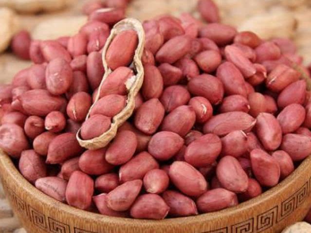 「胃癌」常吃花生，将有“3大好处”，但这2类人要谨慎食用，看看有你吗？