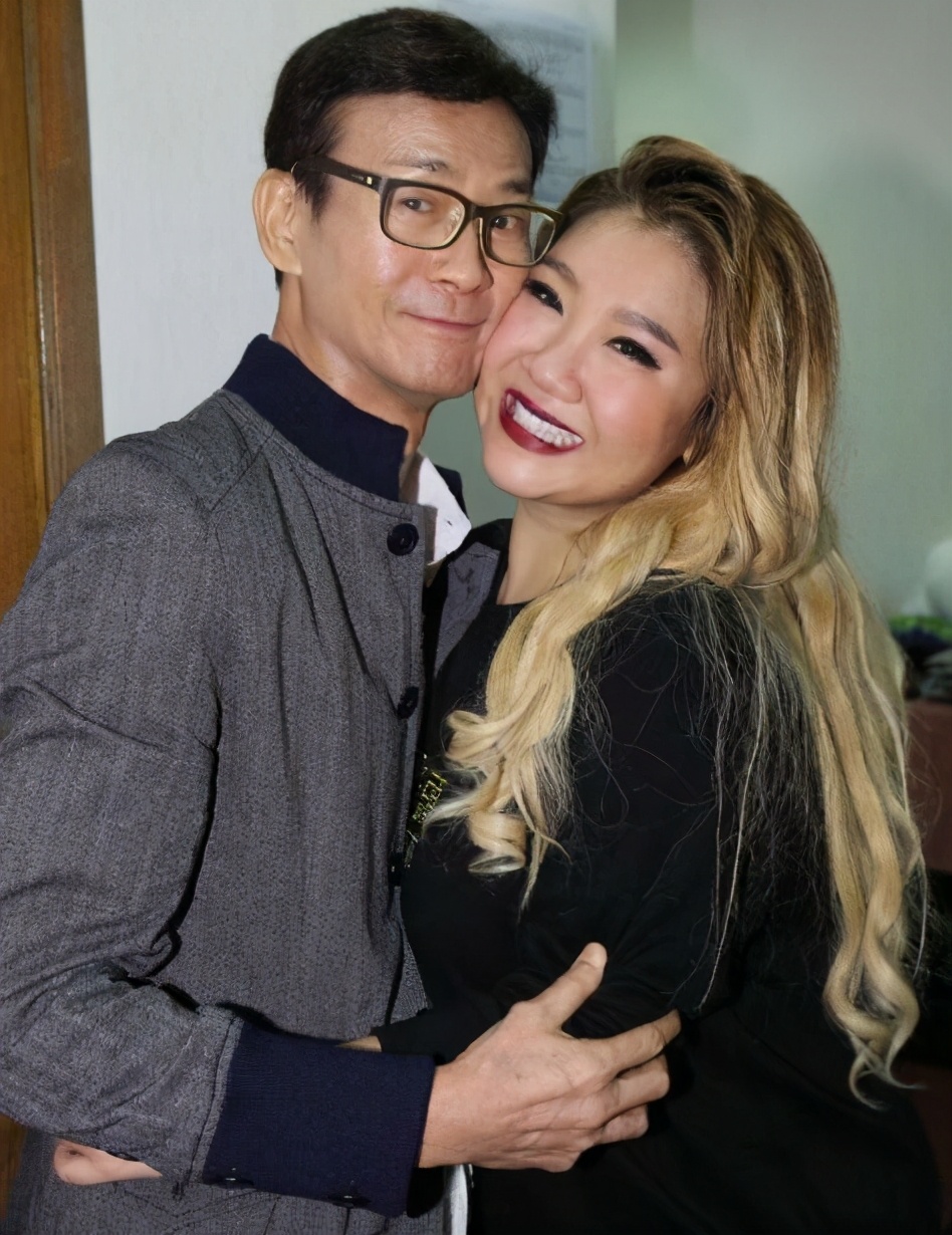 石修|70岁石修与儿媳贴脸庆生引争议，曾与29岁tvb小花演夫妻！