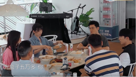 湖北|中餐厅做800份爱心盒饭，看清饭盒的标准后，是不是作秀一目了然