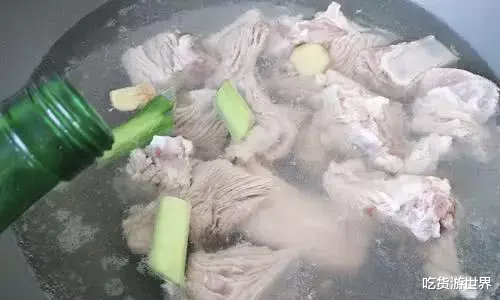 #排骨#为啥排骨焯水之后又腥又柴？看完大厨做法才明白，原来用错了水