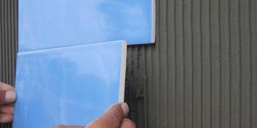 越来越多人贴瓷砖都不用水泥了, 聪明人都用这种, 既省钱又实用