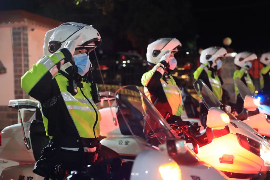 [黄冈]私家车自发鸣笛、市民摇旗迎接…英雄归来，请收下我们的敬意