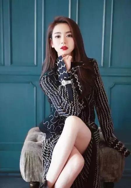 赵丽颖|女明星们的坐姿: 唐嫣高贵, 王丽坤像仙女, 赵丽颖才是亮点