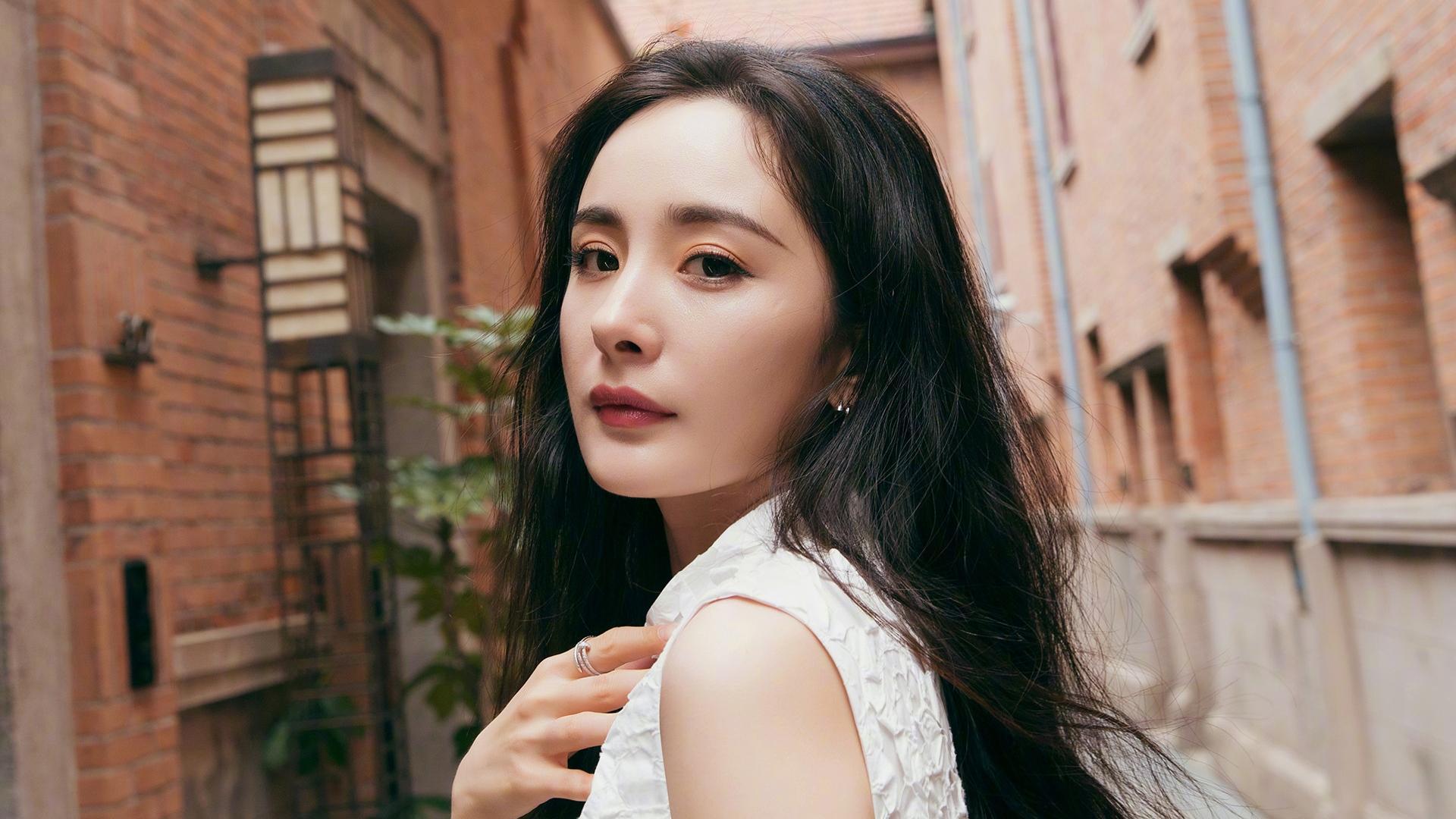 恋情再次实锤后,杨幂机场出现,全程低头不语心情不明