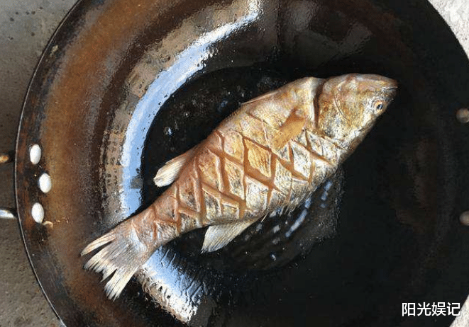 [不粘锅]煎鱼，千万别直接下锅煎！大厨教你4招，不粘锅不破皮，不碎不腥