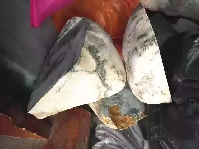 翡翠▲同样是300万切的石头，一刀下去，几家欢喜几家愁！