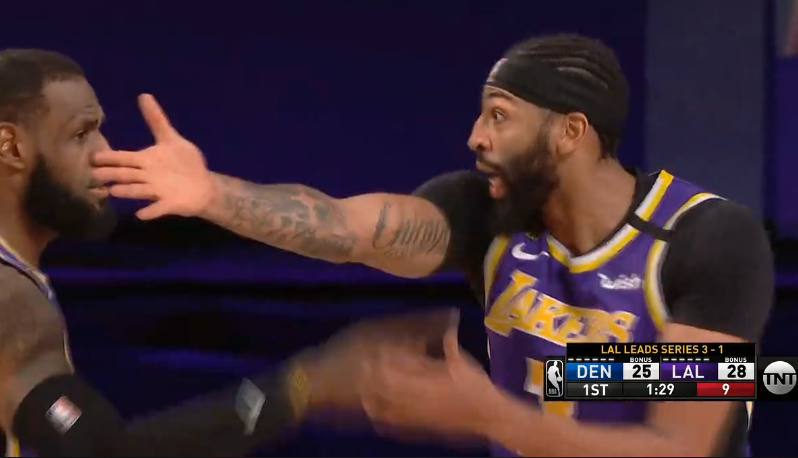 勒布朗·詹姆斯|争议！詹皇脑袋被打没哨，和浓眉罕见争吵，怒吼抱怨裁判太生气