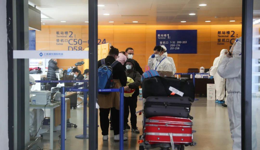 「留学生」海外感染人数破10万，很多留学生选择不回国，3点理由很现实