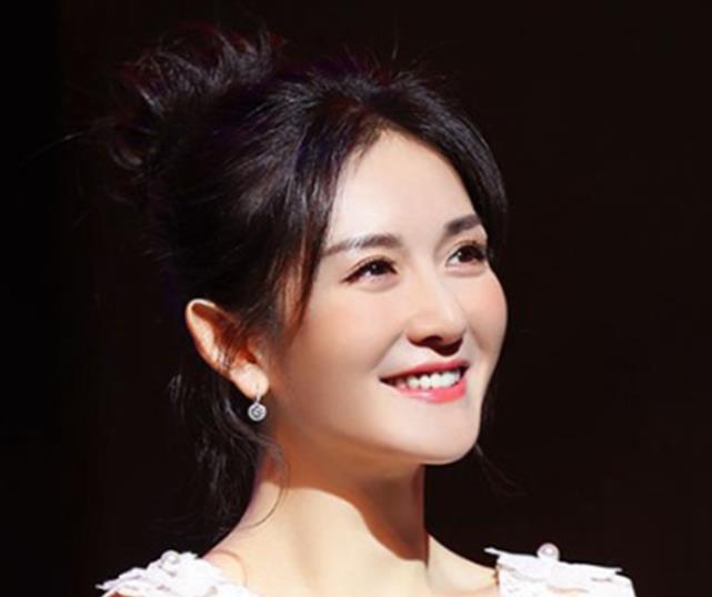 「娱乐圈」盘点娱乐圈粉丝过亿的明星，谢娜粉丝1.25亿，他才是最厉害的