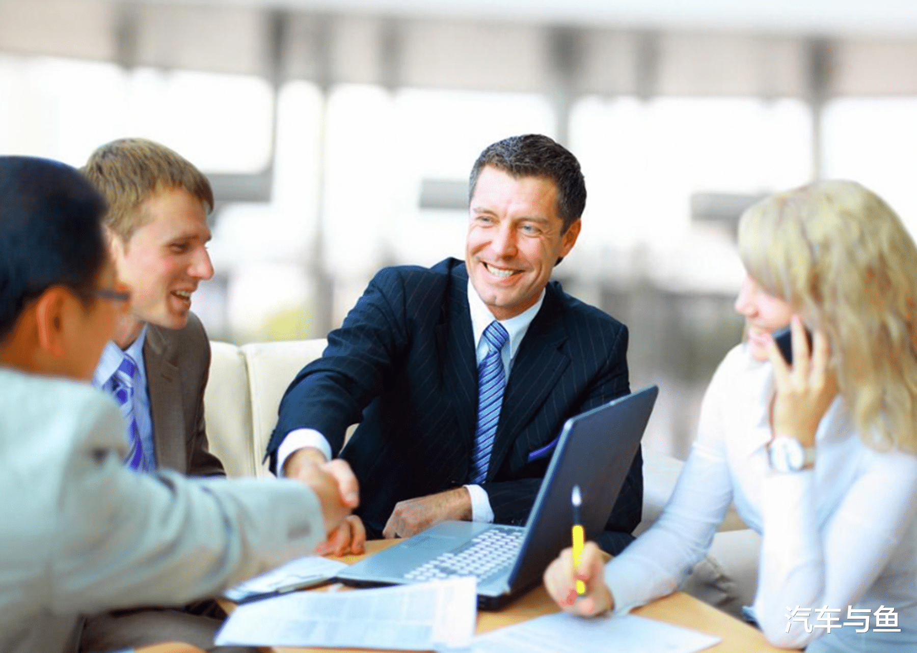 吉利|适合刚毕业年轻人的3款车，15万落地，外观时尚，家用也合适