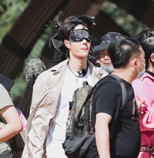 王一博@天天向上:王一博古滇路透再现20分钟过万转发图,趁机玩滑板开心