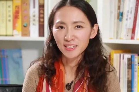 李万才|中国最牛闺蜜：一个42岁不婚成清华最美教授，一个生3娃帮世界首富花钱