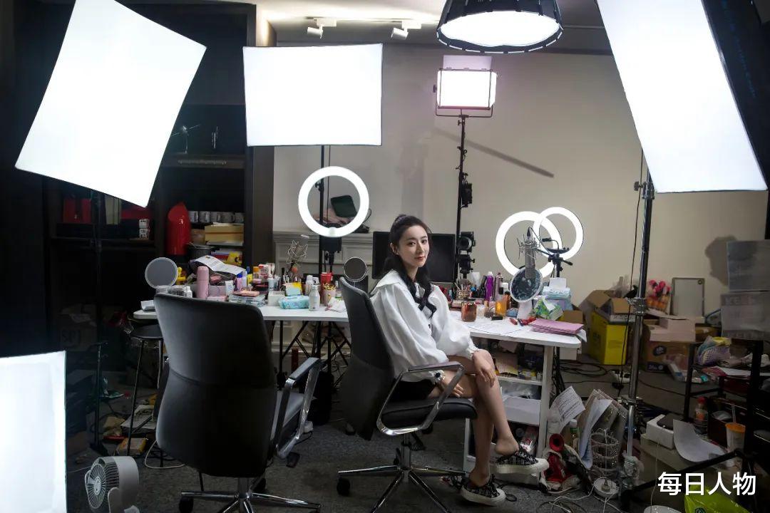 电子商务|大佬亲自下场带货,明星直播倒贴千万,电商直播背后的贴身肉搏