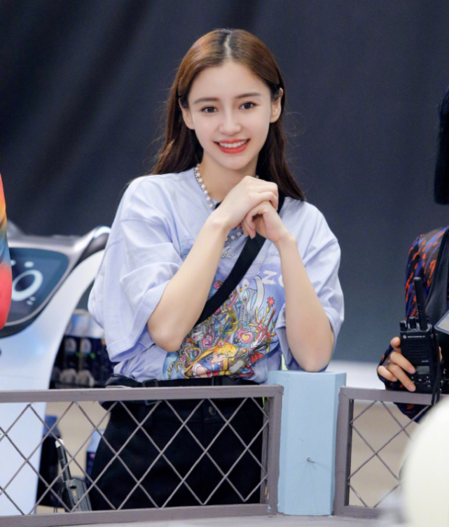 Angelababy■baby和公司解约后疑重回黄晓明怀抱,隔空秀恩爱力证夫妻感情好