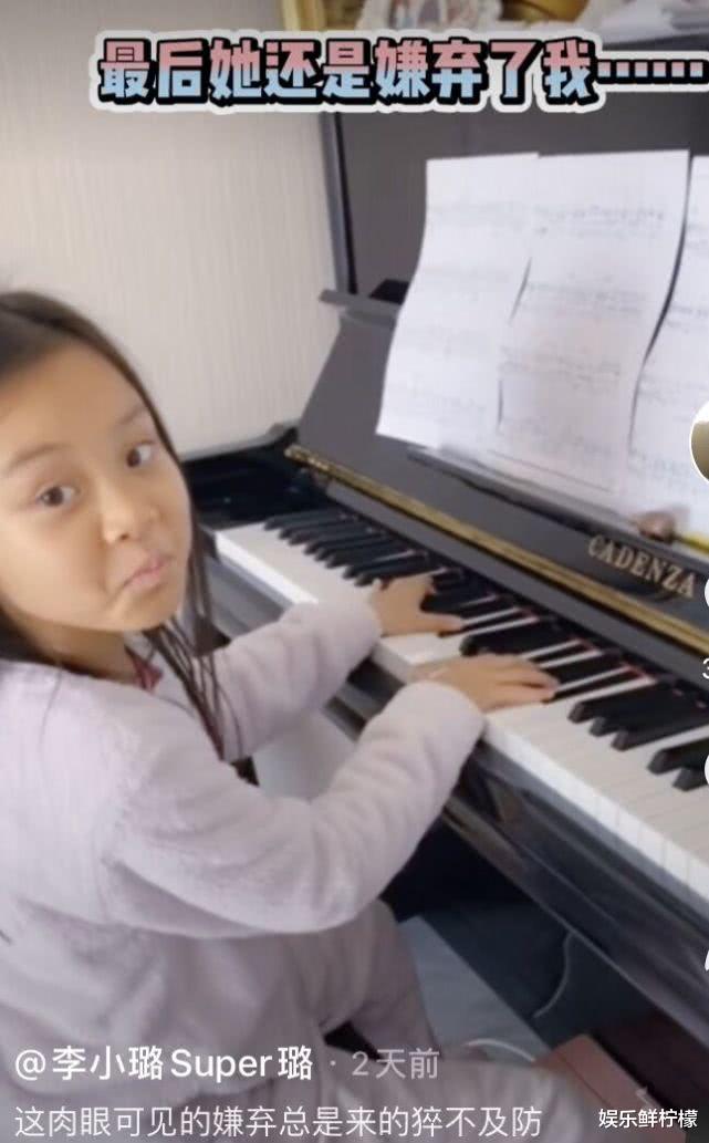 【胡八一】李小璐晒女儿日常，钢琴架上全家福成亮点，甜馨一句话暴露父女关系