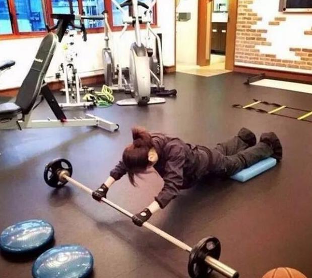 |走进杨千嬅和丁子高的家,厨房用不锈钢做墙面,弄脏了也不用清洁