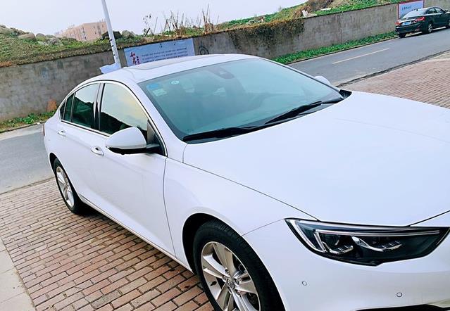 『大众迈腾』跌破13万，买不起迈腾就看它，长4.9米配9AT，喝92号汽油，真厚道