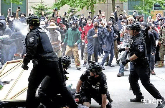 西雅圖暴亂升級！爆炸物全面攻擊警察，造成近60名警察受傷-圖2