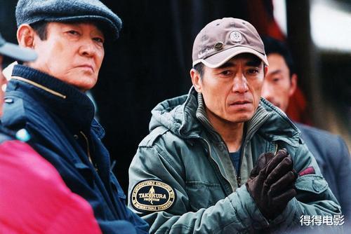 张伟平|张伟平戳赵本山的头，孙红雷激动骨折，《三枪》背后没那么简单