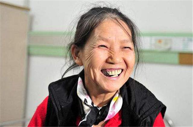 臆说古史|“拾荒妈妈”张菲：抚养30多名弃婴长大，过半“儿女”却成白眼狼