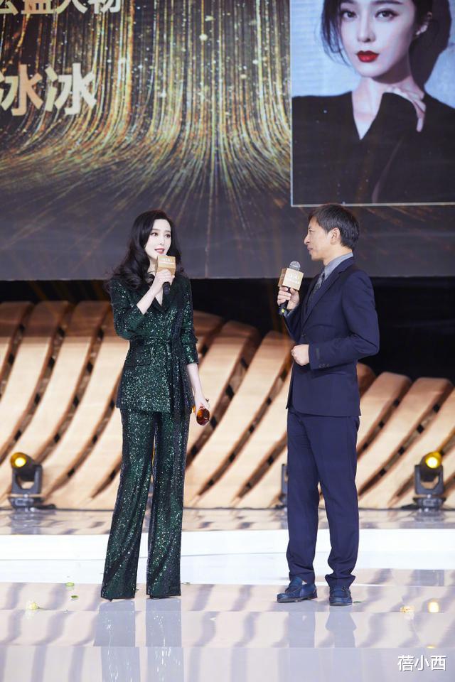 穿衣搭配：范冰冰剪了齐刘海连气质都升华了，穿黑色上衣配半身裙，嫩回19岁