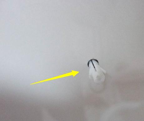 ▲瓷砖钻眼打孔容易碎怎么办？老师傅支你一招，别再吃亏上当了