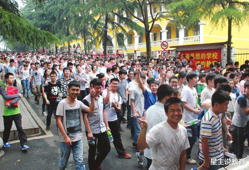 「考试」高考第1天，孩子走出考场哭丧着脸，家长这时要怎么办？