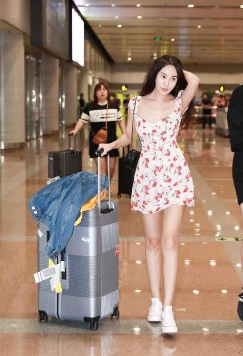 李菲儿|李菲儿太迷人，穿红色波点裙曲线明显，难怪是黄晓明最美前女友