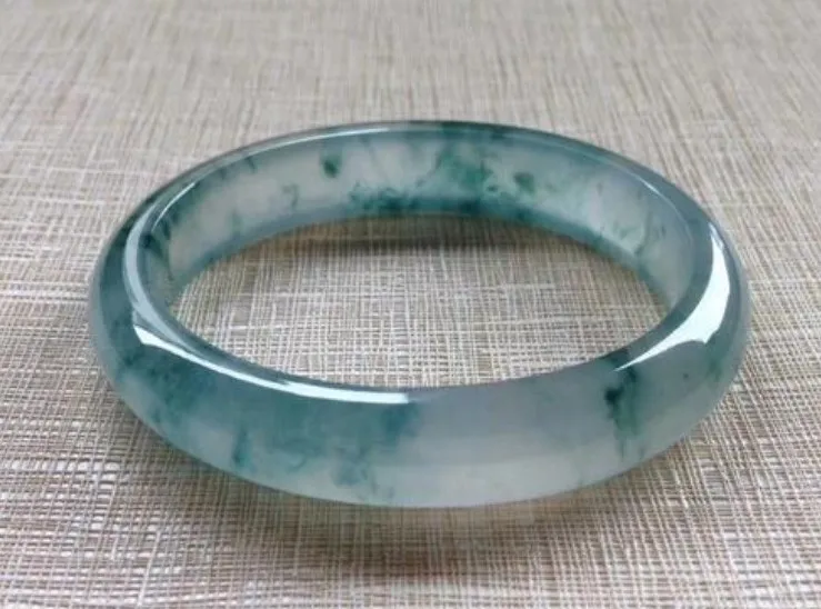 翡翠手镯|圆条还是扁条？你的手到底适合哪种类型的翡翠手镯？