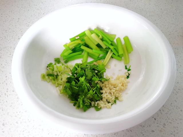 香芹|老两口的晚餐只有一个菜，简单省事，网友：天天都想吃这样一个菜